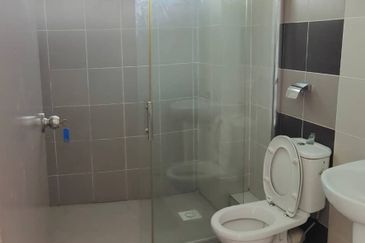 Taman Kim Leng 3storey 5rooms Damai near QE2