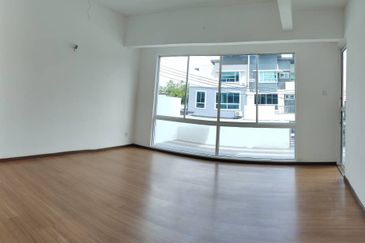 Taman Kim Leng 3storey 5rooms Damai near QE2