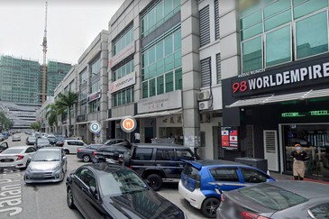 Freehold 4 Storey Shop Office Bandar Puteri Puchong near LRT station