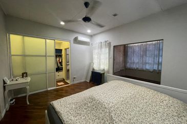 Freehold Renovated Double Storey End Lot Bandar Puteri Puchong