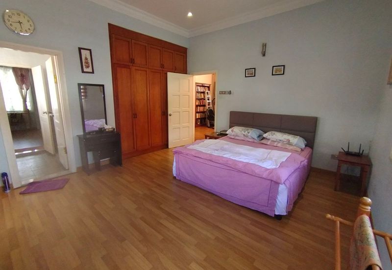 Huge Land 2 storey bungalow at Seksyen 6,Shah Alam