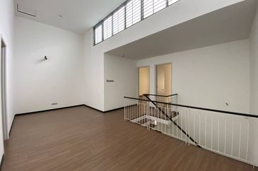 Summerglades, Perdana Lakeview West