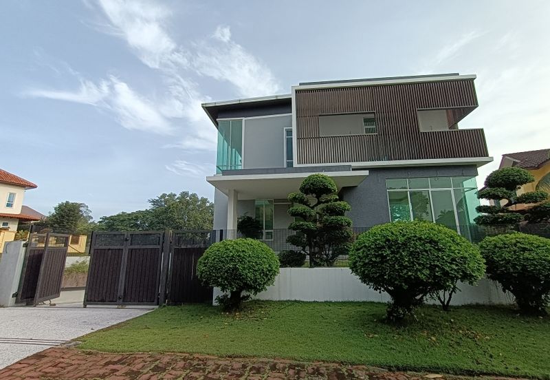 Modern 2 ½ Storey Bungalow Design with Pool and Private Life at Bukit Jelutong