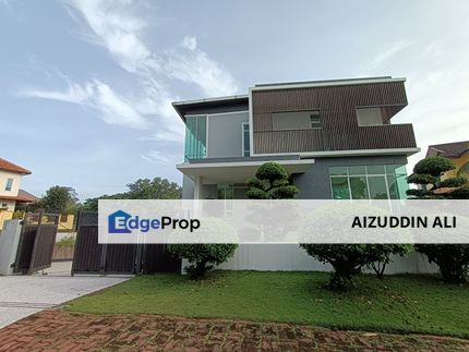 Modern 2 ½ Storey Bungalow Design with Pool and Private Life at Bukit Jelutong, Selangor, Bukit Jelutong