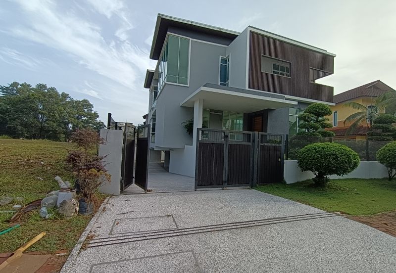 Modern 2 ½ Storey Bungalow Design with Pool and Private Life at Bukit Jelutong