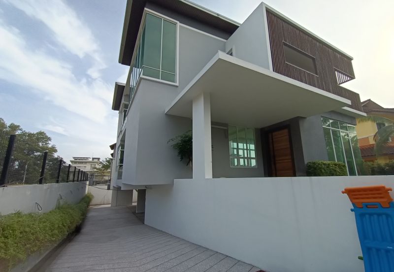 Modern 2 ½ Storey Bungalow Design with Pool and Private Life at Bukit Jelutong