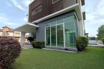 Modern 2 ½ Storey Bungalow Design with Pool and Private Life at Bukit Jelutong