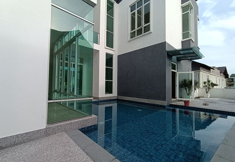 Modern 2 ½ Storey Bungalow Design with Pool and Private Life at Bukit Jelutong