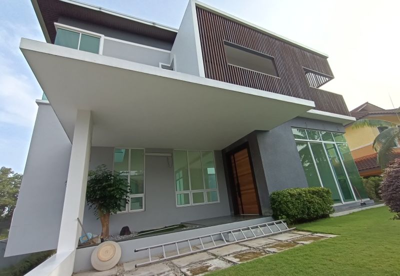 Modern 2 ½ Storey Bungalow Design with Pool and Private Life at Bukit Jelutong