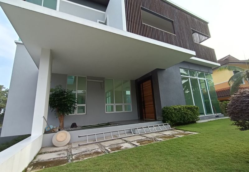 Modern 2 ½ Storey Bungalow Design with Pool and Private Life at Bukit Jelutong
