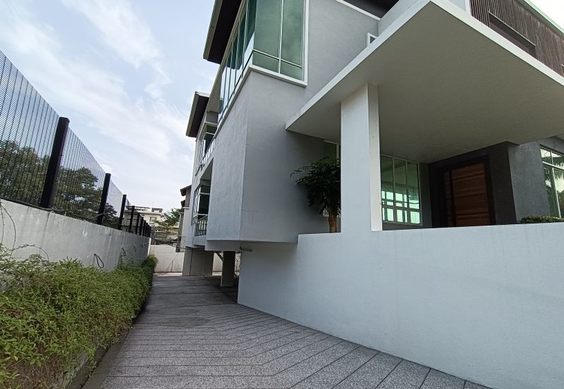 Modern 2 ½ Storey Bungalow Design with Pool and Private Life at Bukit Jelutong