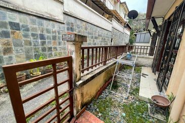 Double Storey Jalan Adang, Seksyen U8 Bukit Jelutong, Shah Alam