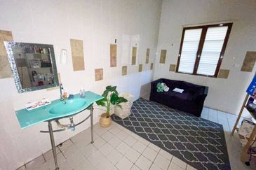 Double Storey Jalan Adang, Seksyen U8 Bukit Jelutong, Shah Alam