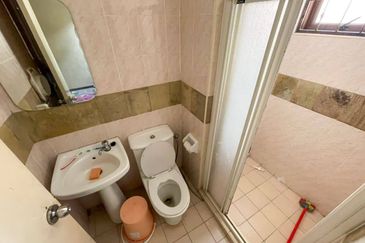 Double Storey Jalan Adang, Seksyen U8 Bukit Jelutong, Shah Alam