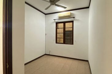 Double Storey Superlink Jalan Adang, Seksyen U8 Bukit Jelutong, Shah Alam 