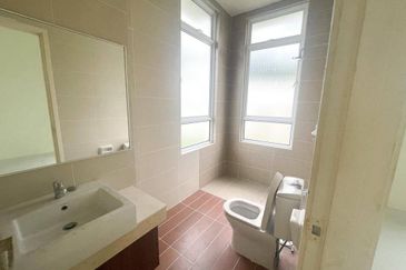 2.5 Storey Bungalow at Avenue 6 Lake Valley Bandar Tun Hussein Onn (High End Exclusive Neighbourhood area) 