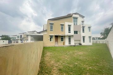 2.5 Storey Bungalow at Avenue 6 Lake Valley Bandar Tun Hussein Onn (High End Exclusive Neighbourhood area) 