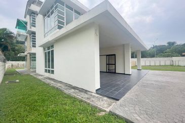 2.5 Storey Bungalow at Avenue 6 Lake Valley Bandar Tun Hussein Onn (High End Exclusive Neighbourhood area) 