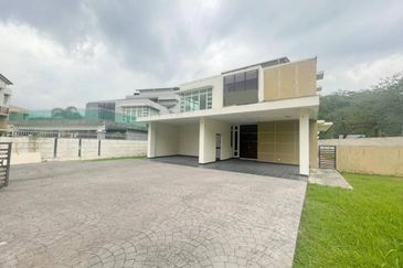 2.5 Storey Bungalow at Avenue 6 Lake Valley Bandar Tun Hussein Onn (High End Exclusive Neighbourhood area) 