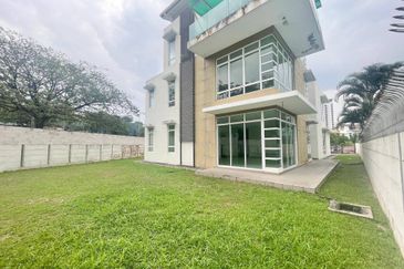 2.5 Storey Bungalow at Avenue 6 Lake Valley Bandar Tun Hussein Onn (High End Exclusive Neighbourhood area) 
