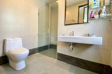 Freehold Corner Lot 2.5 Storey House Seksyen 16 Shah Alam