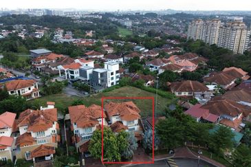  3 Storey Semi-Detached House at Puncak Tropika, Seksyen 9, Shah Alam