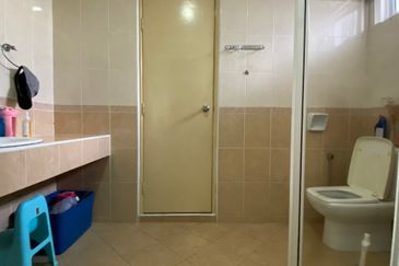  3 Storey Semi-Detached House at Puncak Tropika, Seksyen 9, Shah Alam