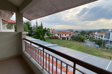  3 Storey Semi-Detached House at Puncak Tropika, Seksyen 9, Shah Alam