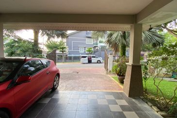  3 Storey Semi-Detached House at Puncak Tropika, Seksyen 9, Shah Alam