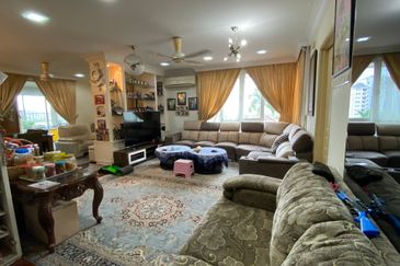  3 Storey Semi-Detached House at Puncak Tropika, Seksyen 9, Shah Alam