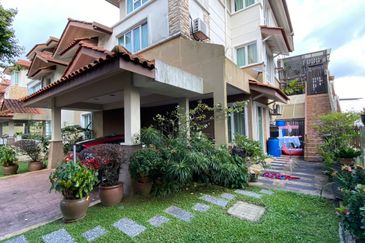 3 Storey Semi-Detached House at Puncak Tropika, Seksyen 9, Shah Alam