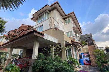  3 Storey Semi-Detached House at Puncak Tropika, Seksyen 9, Shah Alam