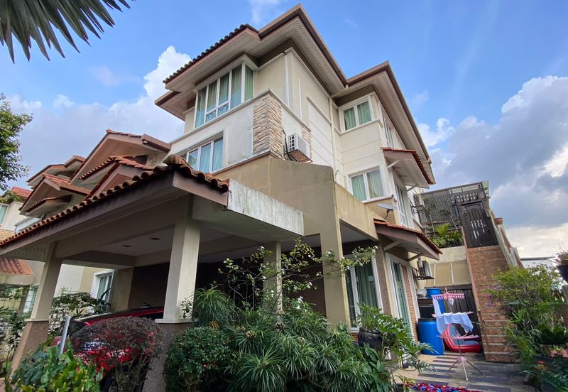  3 Storey Semi-Detached House at Puncak Tropika, Seksyen 9, Shah Alam