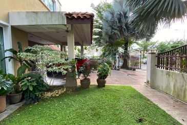  3 Storey Semi-Detached House at Puncak Tropika, Seksyen 9, Shah Alam