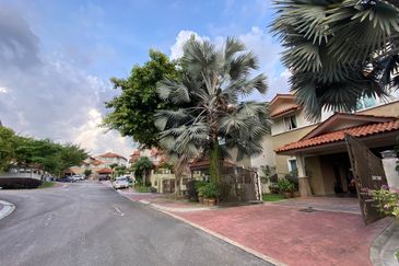  3 Storey Semi-Detached House at Puncak Tropika, Seksyen 9, Shah Alam