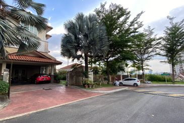  3 Storey Semi-Detached House at Puncak Tropika, Seksyen 9, Shah Alam