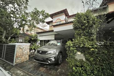 END LOT  2 Storey  Presint 9 Putrajaya RENOVATED CANTIK 30 x70 !!!