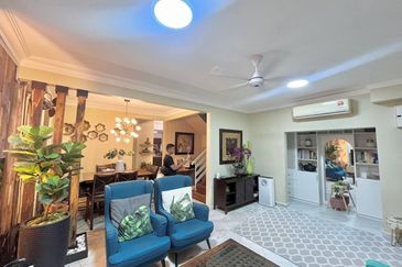 END LOT  2 Storey  Presint 9 Putrajaya RENOVATED CANTIK 30 x70 !!!