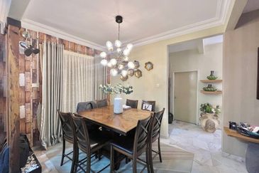 END LOT  2 Storey  Presint 9 Putrajaya RENOVATED CANTIK 30 x70 !!!