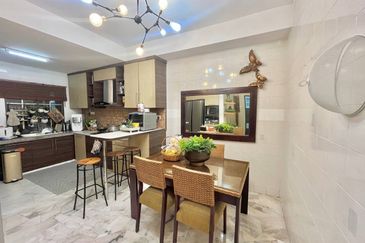 END LOT  2 Storey  Presint 9 Putrajaya RENOVATED CANTIK 30 x70 !!!