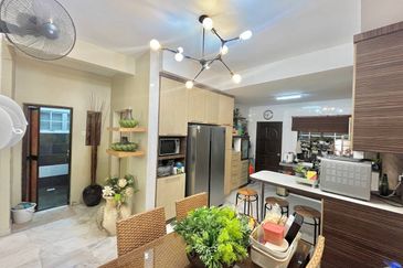 END LOT  2 Storey  Presint 9 Putrajaya RENOVATED CANTIK 30 x70 !!!