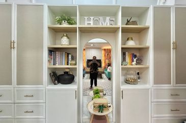 END LOT  2 Storey  Presint 9 Putrajaya RENOVATED CANTIK 30 x70 !!!