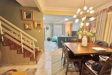 END LOT  2 Storey  Presint 9 Putrajaya RENOVATED CANTIK 30 x70 !!!