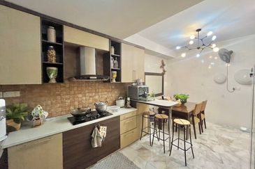 END LOT  2 Storey  Presint 9 Putrajaya RENOVATED CANTIK 30 x70 !!!