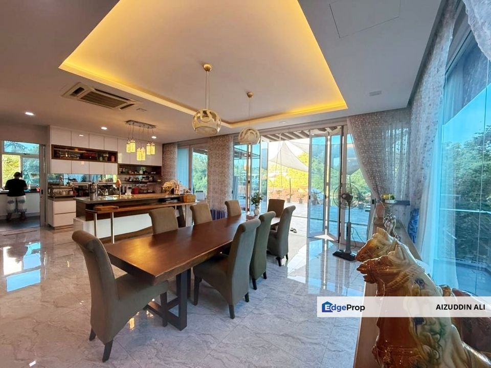 Nice 3.5 storey bungalow with private pool & lift @ Equine Park, Seri Kembangan , Selangor, Puchong South