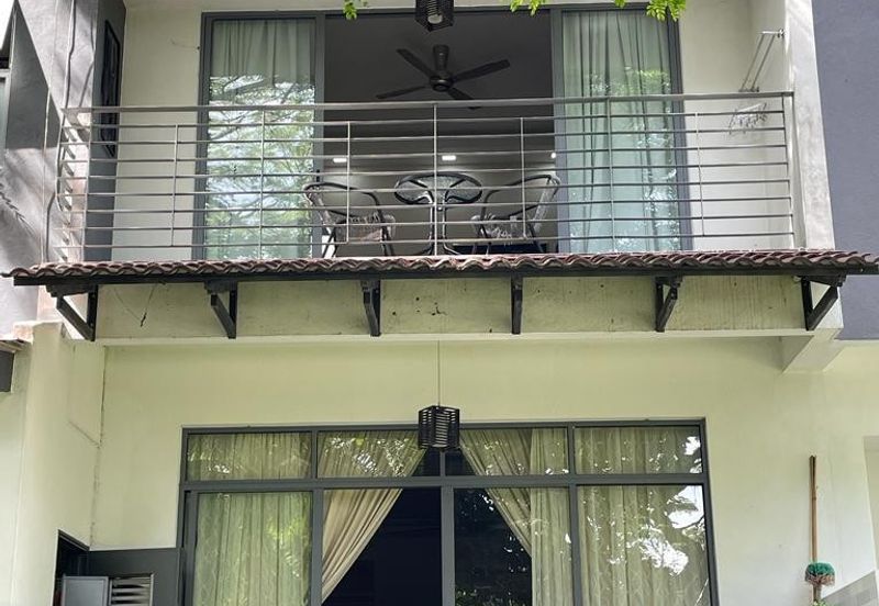 Summerglades, Perdana Lakeview West