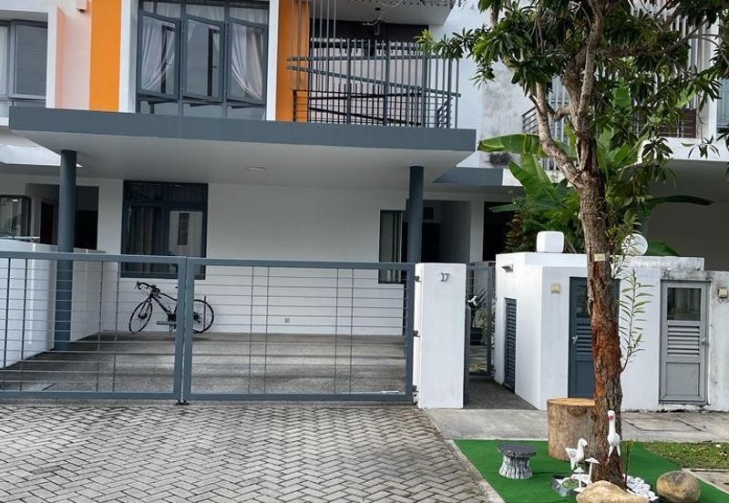 Summerglades, Perdana Lakeview West