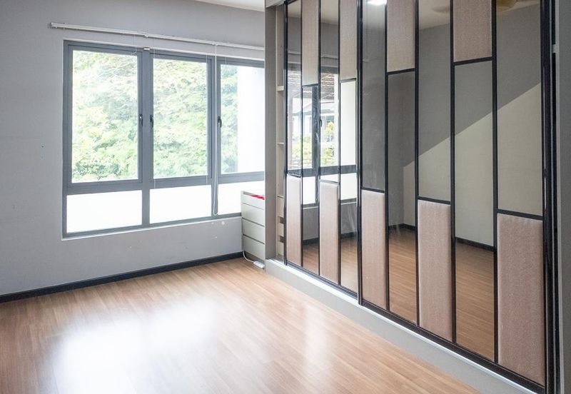 Summerglades, Perdana Lakeview West