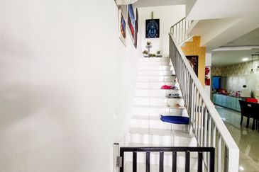 Double Storey Intermidiate Fully  Furnished 