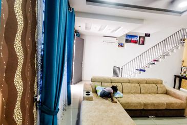 Double Storey Intermidiate Fully  Furnished 